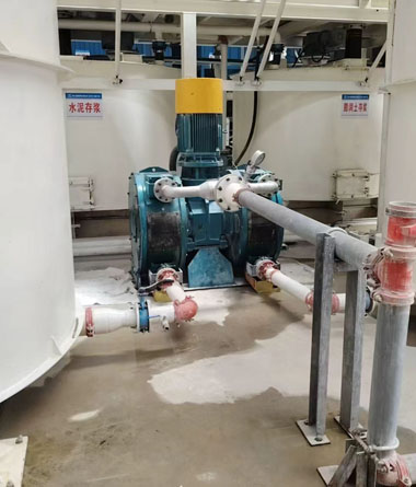 中鐵某局雙頭軟管泵泵送膨潤土漿及水泥漿 